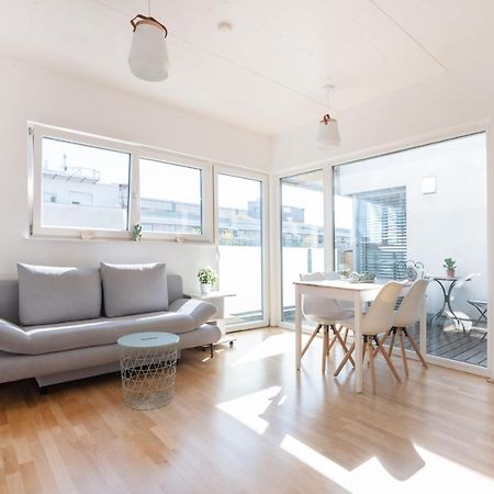 Helles, Neues Dg Apartment Mit Blick Zum Donauturm Viena Exterior foto