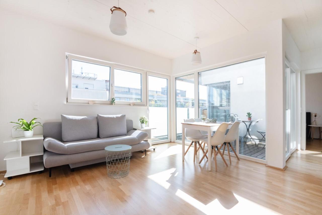 Helles, Neues Dg Apartment Mit Blick Zum Donauturm Viena Exterior foto