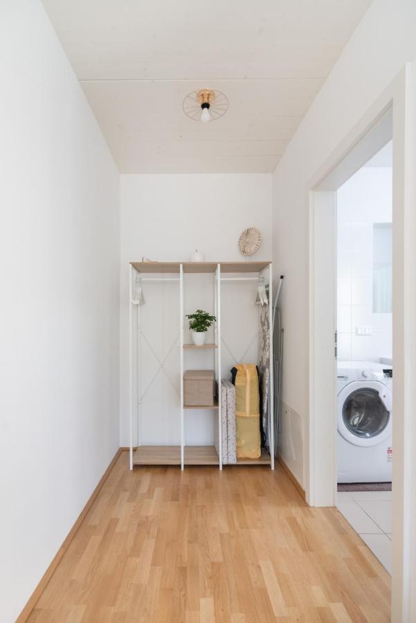 Helles, Neues Dg Apartment Mit Blick Zum Donauturm Viena Exterior foto