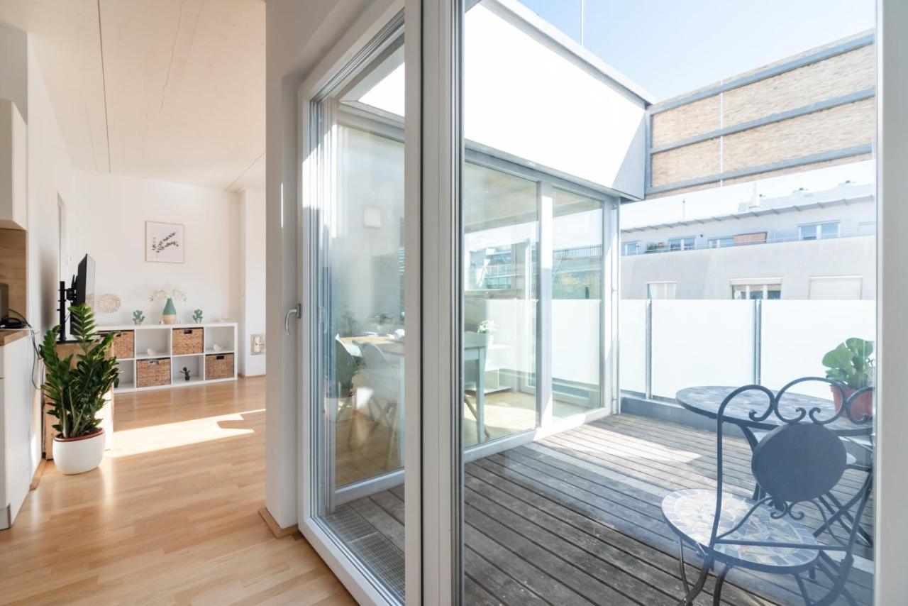 Helles, Neues Dg Apartment Mit Blick Zum Donauturm Viena Exterior foto