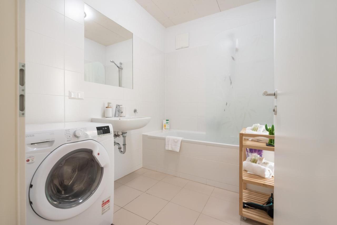 Helles, Neues Dg Apartment Mit Blick Zum Donauturm Viena Exterior foto