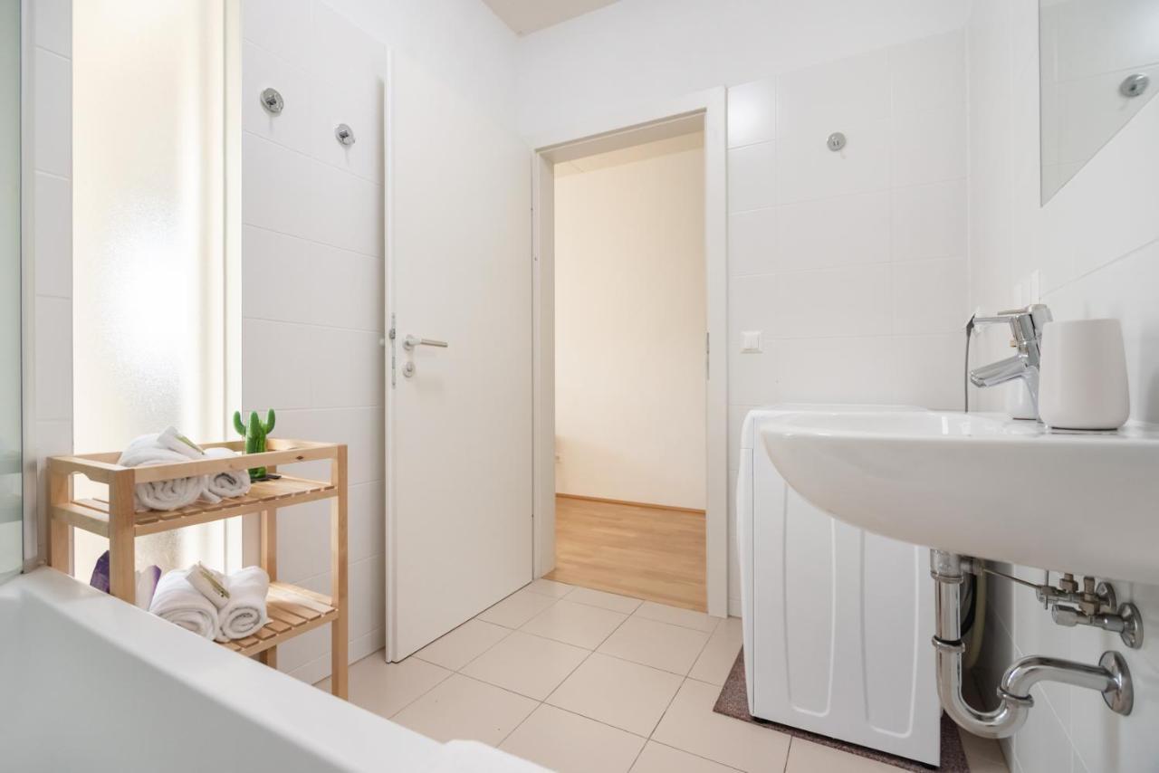 Helles, Neues Dg Apartment Mit Blick Zum Donauturm Viena Exterior foto