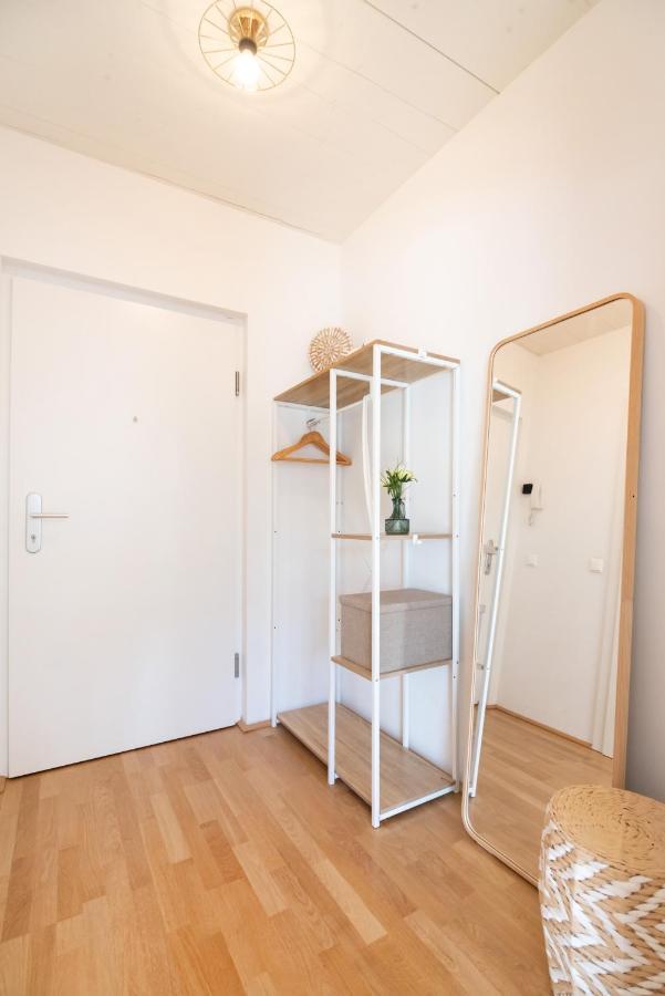 Helles, Neues Dg Apartment Mit Blick Zum Donauturm Viena Exterior foto