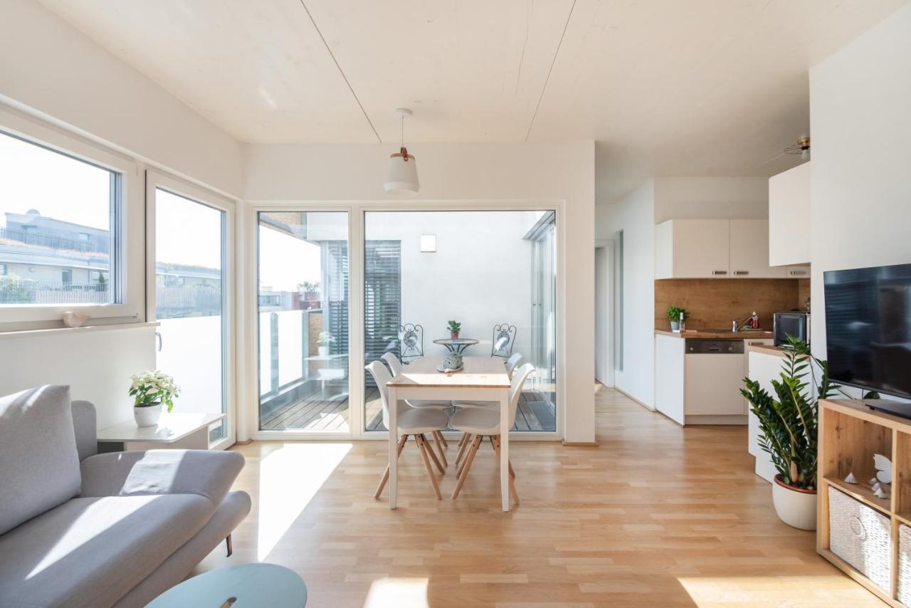 Helles, Neues Dg Apartment Mit Blick Zum Donauturm Viena Exterior foto
