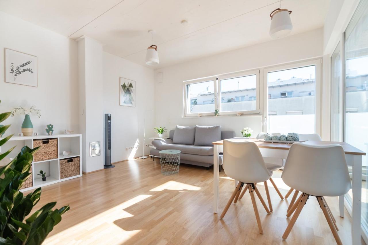 Helles, Neues Dg Apartment Mit Blick Zum Donauturm Viena Exterior foto