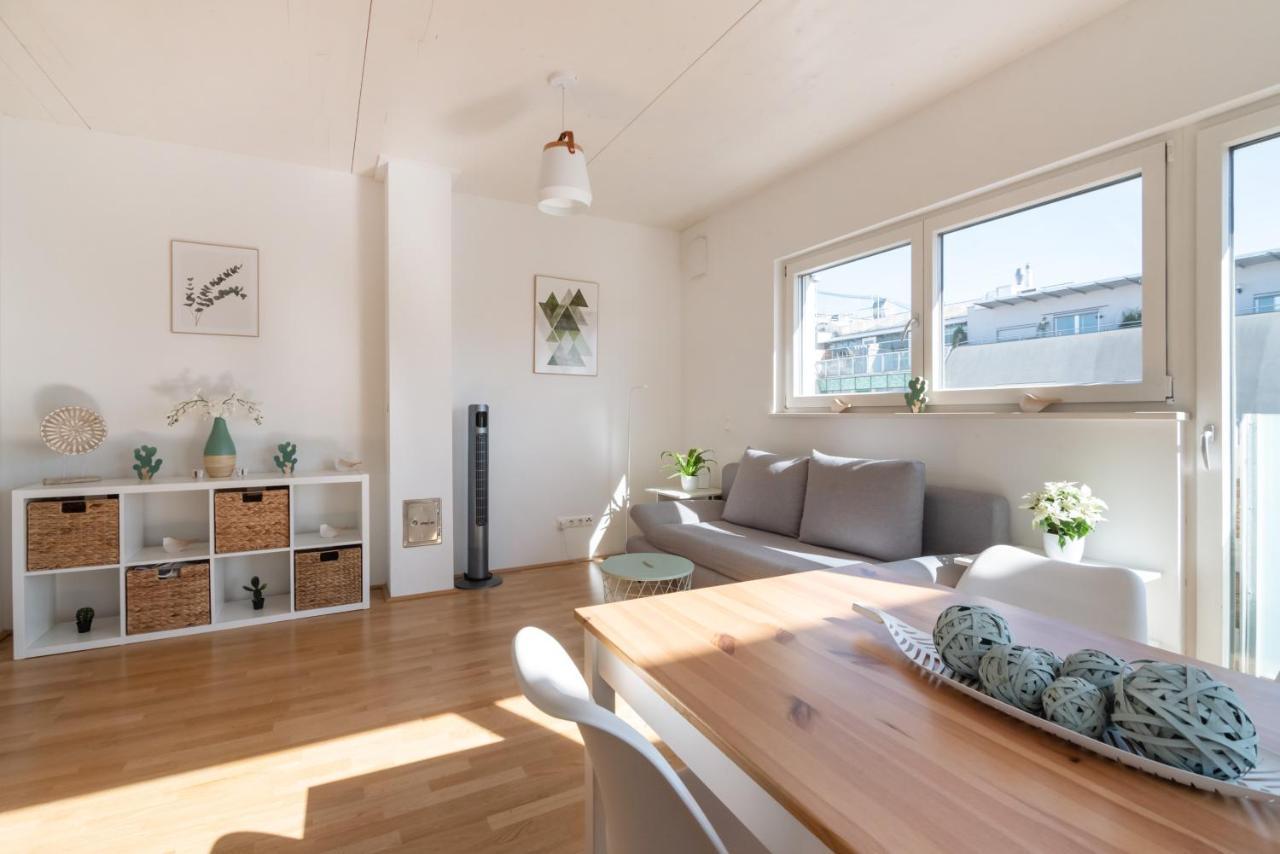 Helles, Neues Dg Apartment Mit Blick Zum Donauturm Viena Exterior foto