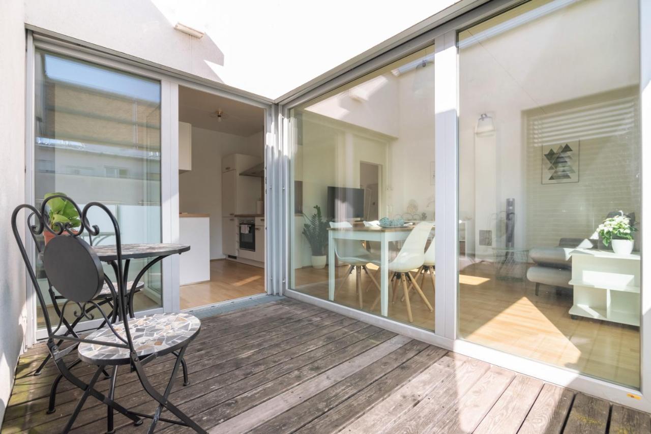 Helles, Neues Dg Apartment Mit Blick Zum Donauturm Viena Exterior foto